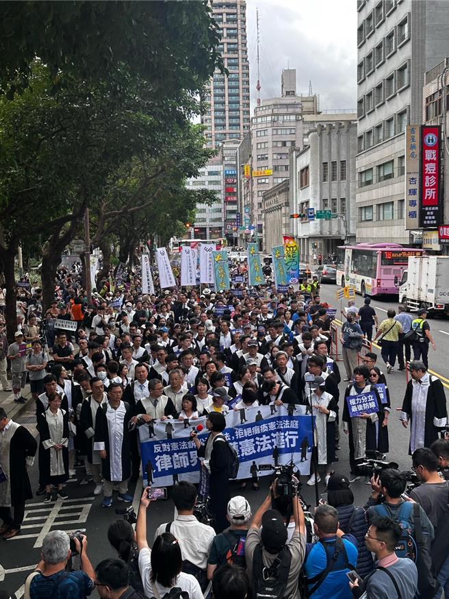 「拒绝宪诉法修恶，1116律师界守护宪法游行」。（图主办单位提供）