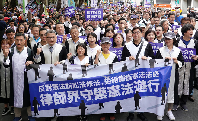 上百位律师身穿律师袍16日走上街头，参与「1116反对宪法诉讼法修法，律师界守护宪法」游行。（姚志平摄）