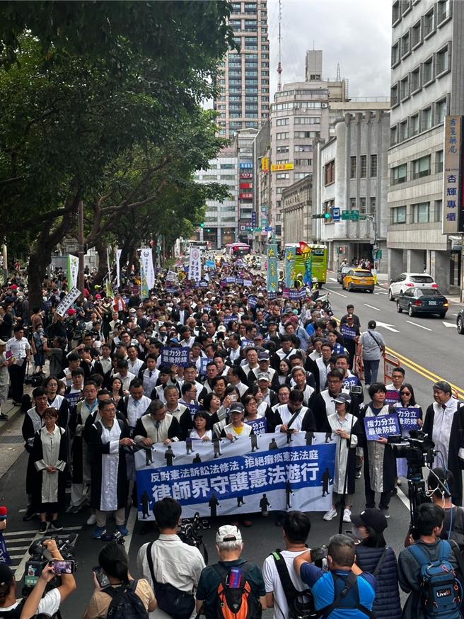 国民党立委翁晓玲提案修正宪法诉讼法，引发153名律师连署于今（16）日下午举行「拒绝宪诉法修恶，1116律师界守护宪法游行」。（图主办单位提供）