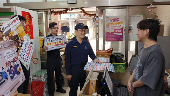 为守护外籍移工交通安全，中和警分局11月间与辖内人力仲介公司合作，扩大宣导微型电动二轮车挂牌纳管、投保强制险等相关行驶规定。（中和警分局提供）