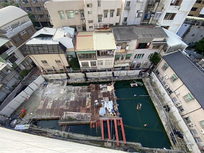 台南市北区北华街建案基地北面的住宅，因基地掏空导致房屋倾斜，案经协调半年，仍有4户受灾户与建商协调破局。（读者提供／程炳璋台南传真）