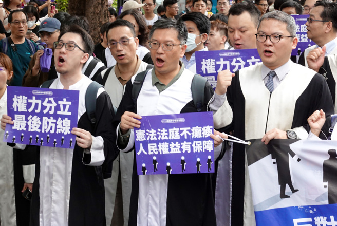 上百位律师身穿律师袍16日走上街头，参与「1116反对宪法诉讼法修法，律师界守护宪法」游行。（姚志平摄）
