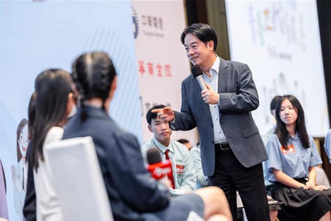 赖清德16日出席「2024今周刊『TEEN TAIWAN青春世代白皮书』总统与青年论坛」，与高中生对谈。图／总统府提供