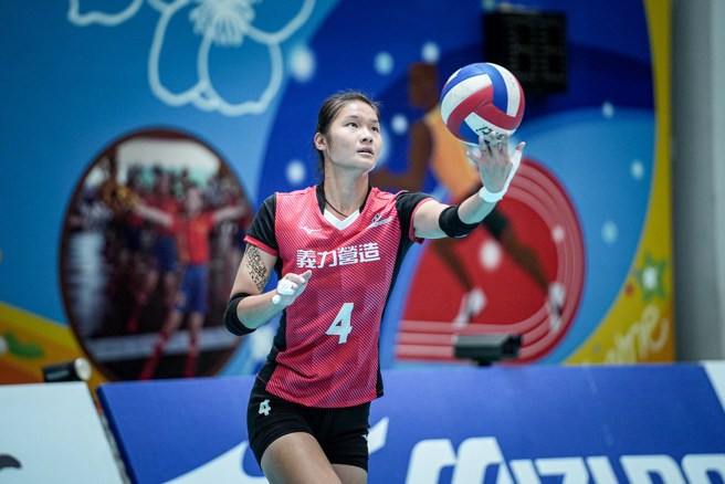 义力营造球员简翊雯准备发球。(中华排协提供)