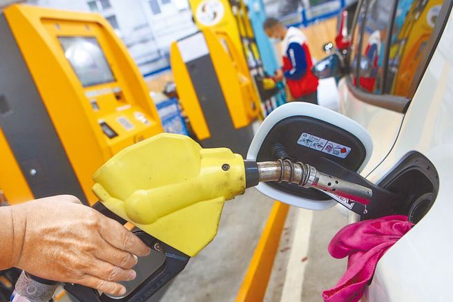 加油站的汽油精对车子是否有帮助，引发网友讨论。（示意图，报系资料照）