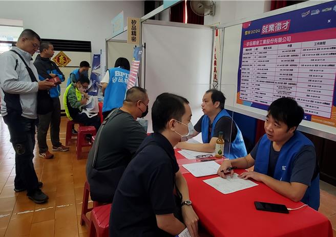 封测大厂硅品精密工业股份有限公司在虎尾中科园区的新厂明年6月营运，目前积极徵才，云林县府16日举办徵才活动，硅品的职缺成为焦点。（周丽兰摄）
