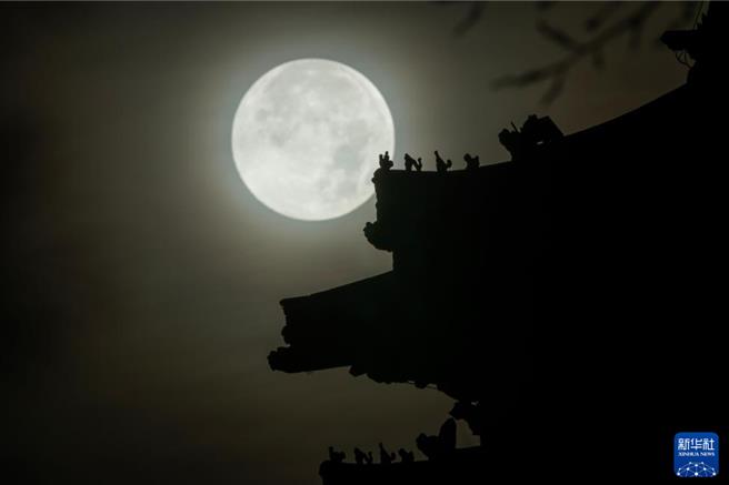 2024年最后一次超级月亮现身夜空。图为16日凌晨在黑龙江省齐齐哈尔市龙沙公园拍摄的超级月亮。（新华社）