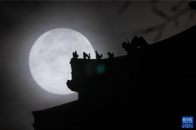 2024年最后一次超级月亮现身夜空。图为16日凌晨在黑龙江省齐齐哈尔市龙沙公园拍摄的超级月亮。（新华社）