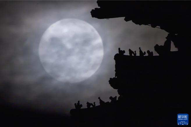 2024年最后一次超级月亮现身夜空。图为16日凌晨在黑龙江省齐齐哈尔市龙沙公园拍摄的超级月亮。（新华社）