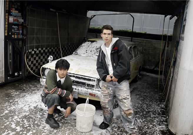 李浩瑋（左）與派偉俊聯手推出新單曲〈泡沫〉。（形上娛樂提供）