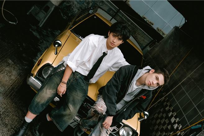李浩瑋（左）與派偉俊聯手推出新單曲〈泡沫〉。（形上娛樂提供）