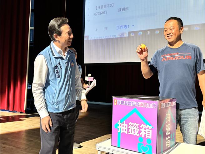 金门县政府自办的全国首案「青年自建住宅」政策，16日完成选地顺序抽籤作业，正取140人、备取55人，中籤率约七成二。（于家麒摄）