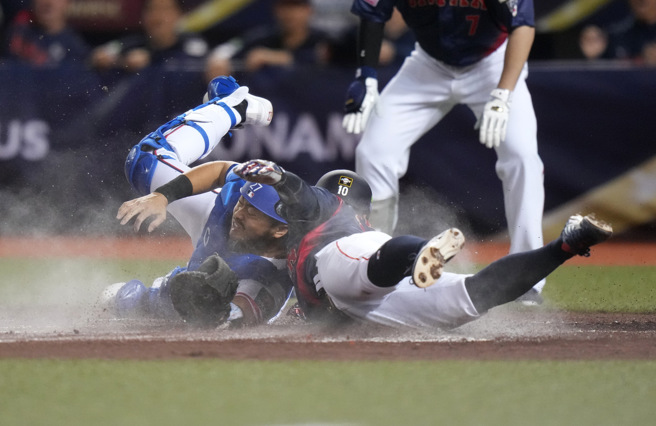 中華隊捕手林家正（左）1局上要觸殺撲回本壘的日本隊開路先鋒桑原將志，可惜慢了一點。（中華棒協提供）