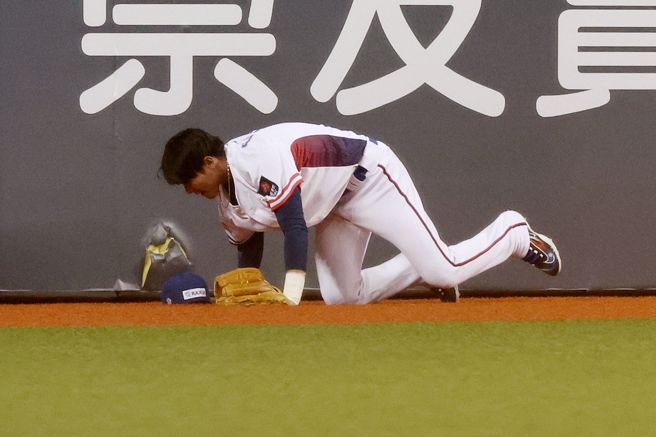 中华队左外野手陈晨威3局上撞到全垒打墙，仍无法接住辰己凉介击出的1分打点二垒打。（杜宜谙摄）