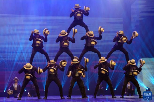 金菊竞芳！陆10年来最优杂技节目北京展演。（新华社）