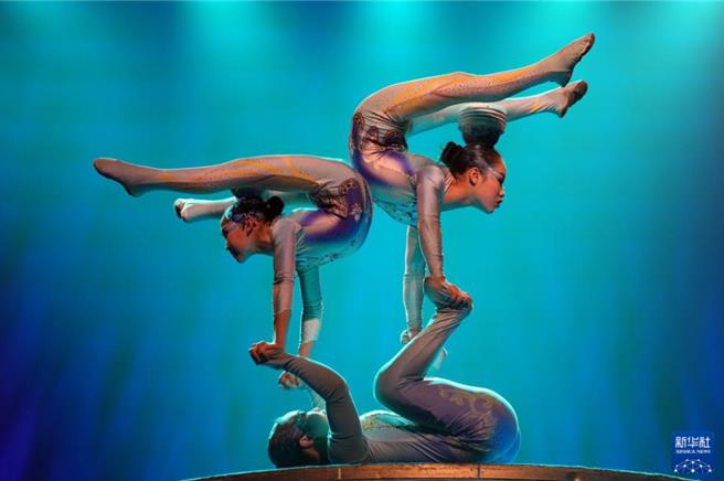 金菊竞芳！陆10年来最优杂技节目北京展演。（新华社）