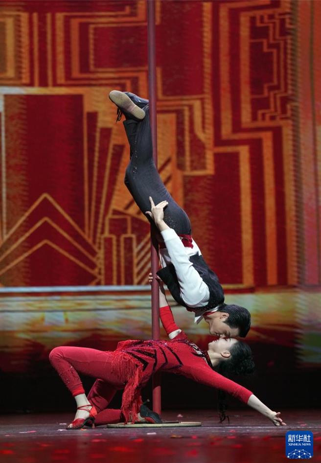金菊竞芳！陆10年来最优杂技节目北京展演。（新华社）