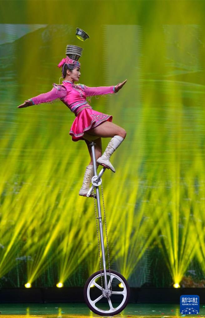 金菊竞芳！陆10年来最优杂技节目北京展演。（新华社）