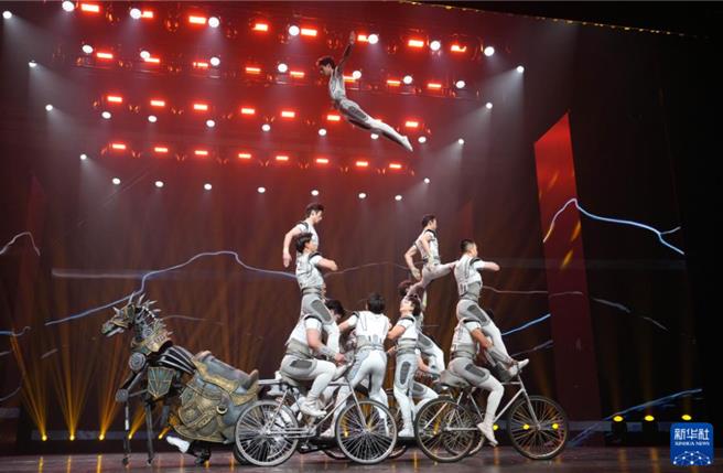 金菊竞芳！陆10年来最优杂技节目北京展演。（新华社）