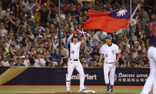 隊長陳傑憲在1局下揮出中華隊此役首安。（杜宜諳攝）