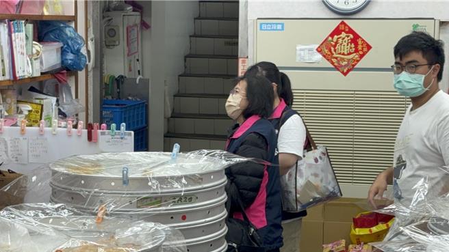 基隆市知名的李鹄饼店惊传食安问题，一名网友购买该店的草莓酥，打开包装后竟发现有完整的苍蝇镶嵌在草莓酥内。图为基隆市卫生局派员稽查。（徐佑升摄）