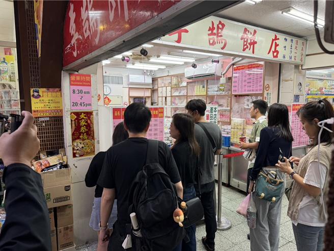 基隆市知名的李鹄饼店惊传食安问题，一名网友购买该店的草莓酥，打开包装后竟发现有完整的苍蝇镶嵌在草莓酥内。图为店内排队人潮。（徐佑升摄）
