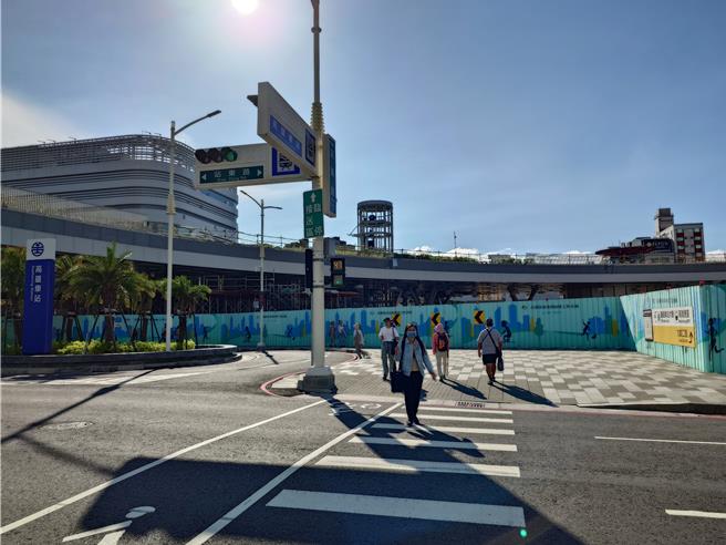 高雄市都發局頒布「高雄市政府都市設計審議原則」修正案，提升城市環境永續、連續遮蔭空間、防洪韌性等設計要求進行強化，讓高雄市議員張博洋讚，有助於高雄邁向永續宜居城市。（任義宇攝）