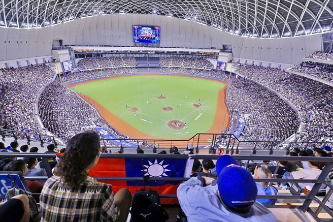 12強中日棒球大戰吸引超過3萬名觀眾湧入台北大巨蛋。（杜宜諳攝）