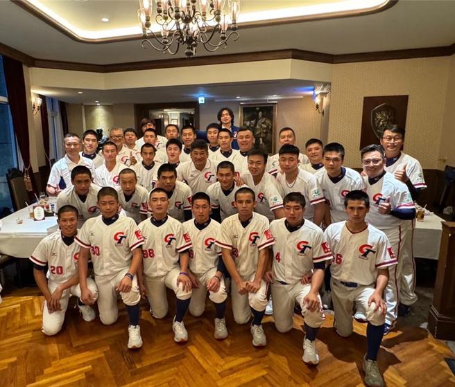 图说：今年U15中华队于世界杯棒球赛拿下季军，U18中华队勇夺亚洲青棒锦标赛冠军，让臺湾棒球跃升至世界第二名。中华棒协理事长辜仲谅为慰劳中华队，今（16）日特别邀请球员及教练团吃牛排，随后带着他们观看今晚世界十二强棒球锦标赛（P12）的「中日大战」。／中华棒协提供