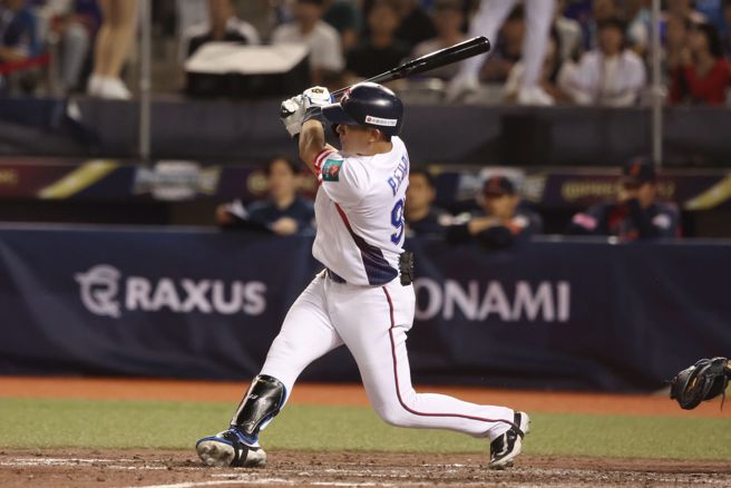 中華隊戴培峰5局下代打不幸擊出雙殺打。（杜宜諳攝）