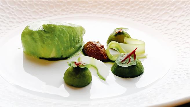 克里斯汀主厨坚守「少即是多」的烹饪哲学，每道菜精选3至4种食材，以当代创意手法重现义式传统，赋予每道料理全新的诠释。(陈韵萍摄)