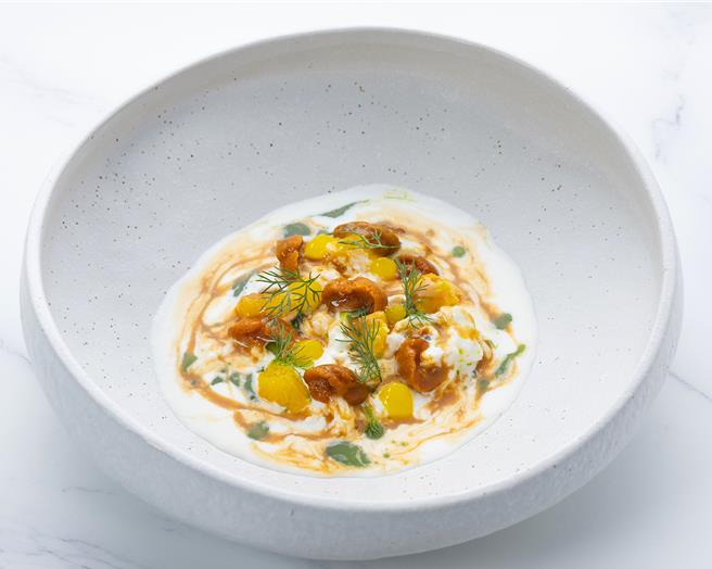 「布拉塔乳酪」搭配柑橘果冻，铺上海胆并以莳萝油提味，奢华中带有清新风味。(台北远东香格里拉提供)