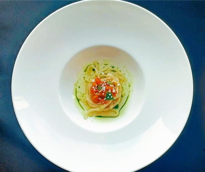 「义大利麵」弹韧口感的麵条搭配加入苹果木烟熏的番茄泥，最后搭配浓郁咸香的乳酪提味，让人齿颊留香。(陈韵萍摄)