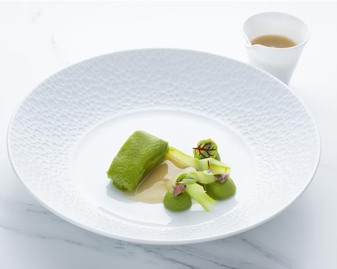 「鳕鱼」源自义大利普利亚料理，以香煎智利海鲈鱼片为主角，外层涂上主厨巧思精制的花椰菜泥，滋味丰富且浓郁。(台北远东香格里拉提供)