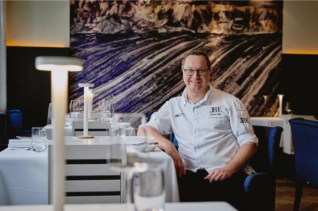 「焰 牛排馆」邀德国米其林二星「AURA」餐厅Tobias Bätz主厨来台客座举办餐酒会，目前仅剩零星座位。(汉来美食提供)