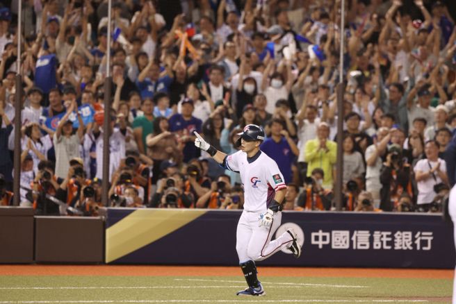中華隊戴培峰在7局下擊出右外野陽春全壘打。（杜宜諳攝）