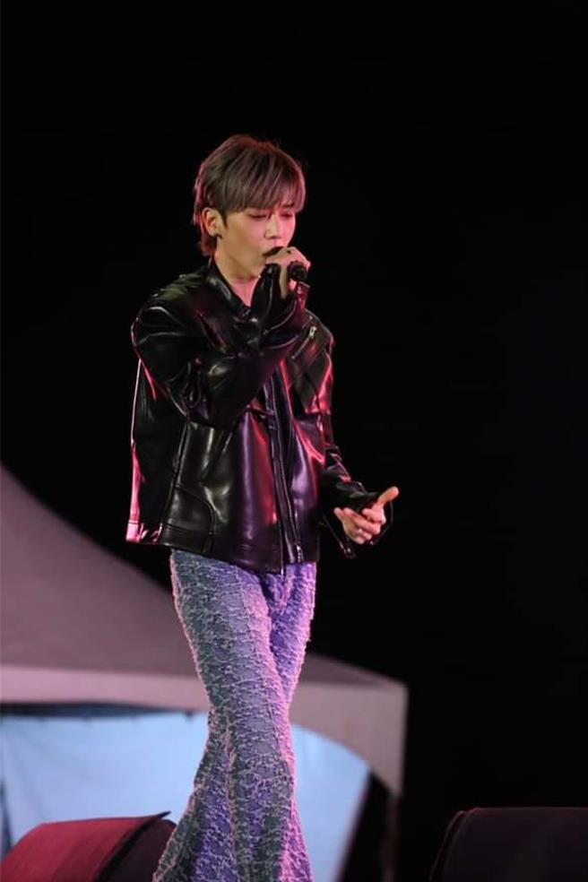 毕书尽16日晚间在屏东科技大学献唱。（读者提供）