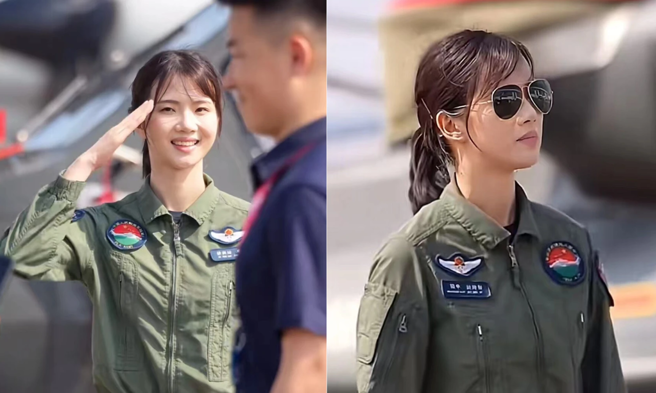 有「解放军宋慧乔」之称的徐枫灿，身穿绿色空军飞行制服，简单扎着马尾，纯素顏亮相。（图／腾讯网）