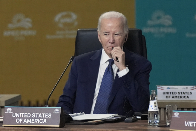 拜登15日在秘鲁出席APEC峰会对话。（美联社）