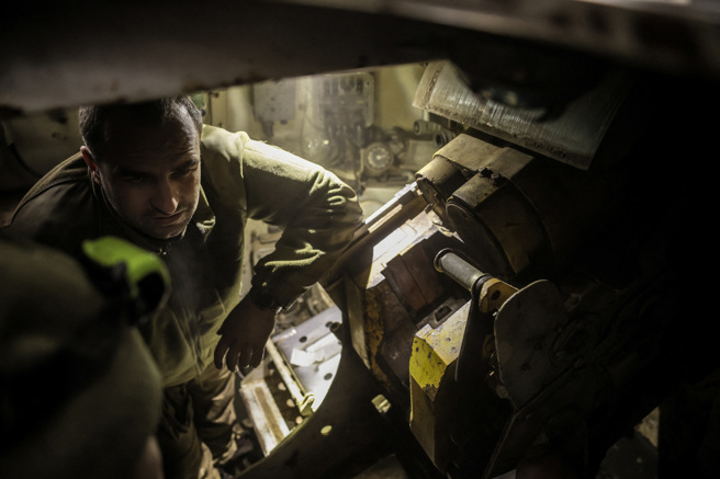 2024年11月6日，乌克兰第24独立机械化旅的军人在一个训练场参加军事演习。（路透社）