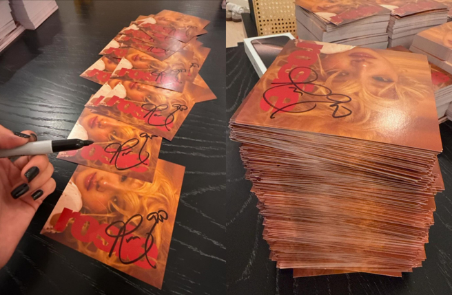 Rosé努力趕工為粉絲親簽新專輯。（圖／IG@roses_are_rosie）