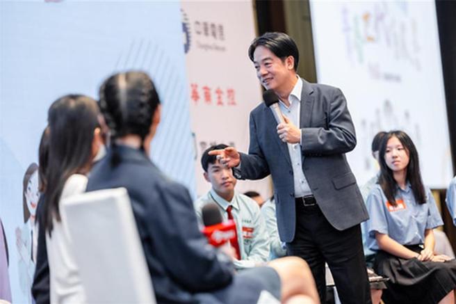 總統賴清德16日與上百位高中生對談，互動十分熱絡，拍照也來者不拒。圖／總統府提供