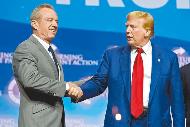 美国总统当选人川普（右）14日宣布新人事，将提名「反疫苗论者」小罗勃甘迺迪（左）担任卫生及公共服务部长。（美联社）