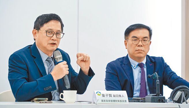 国家气候变迁对策委员会副召集人童子贤（左）15日前往环境部COP29战情中心，和环境部长彭启明（右）共同透过线上连线，与远赴亚塞拜然参与COP29的工作人员交流讯息。（罗永铭摄）