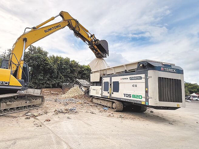 由于大量堆置废弃床垫有致灾风险，新北市环保局近2年改以自动化破碎机绞碎弹簧床垫，每日可处理1050床，且不会有堆置问题。（新北市环保局提供／高钧麟新北传真）