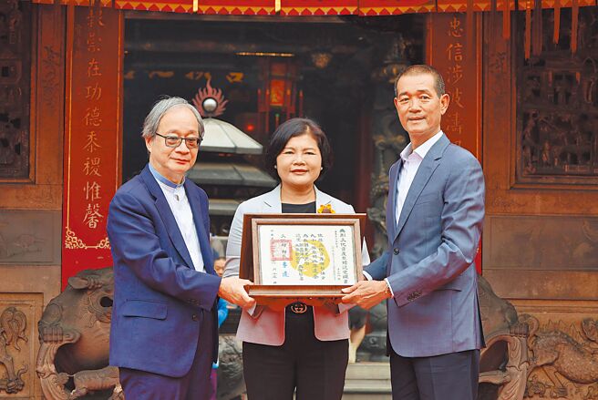 「北港进香」获文化部登录为国家重要民俗，文化部长李远（左）15日到北港朝天宫颁发证书，朝天宫董事长蔡咏锝（右）代表接受，中为县长张丽善。（周丽兰摄）