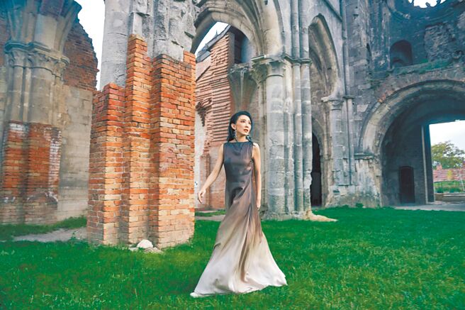 戴佩妮專程赴布達佩斯拍攝新歌〈雙生火焰〉MV。（妮樂佛提供）