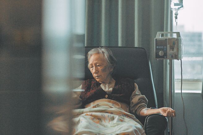 陸弈靜在《白衣蒼狗》中完美演繹出長照悲歌下的無奈。（金馬提供）