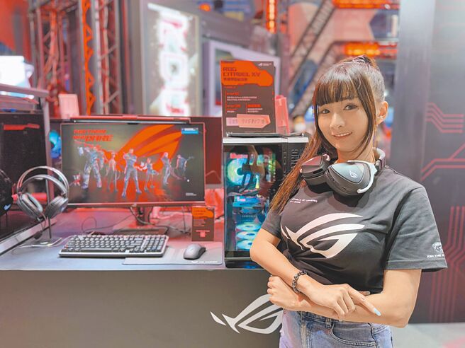 華碩在WirForce現場展示搭載Intel Z890電競主機板的PBA主機，並祭出展場特價7萬2990元。（古明弘攝）