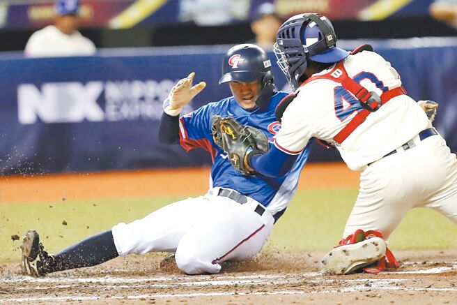 中華隊江坤宇（左）對多明尼加8局上直闖本壘慘遭觸殺。（黃世麒攝）